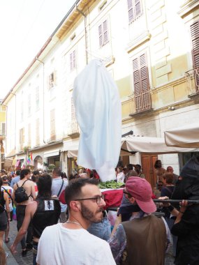 Cremona Pride, bir gökkuşağı şehri. Sokaklar, LGBTQIA toplumunun haklarını almaya adanmış bir günü kutlayan insanlarla doluydu..