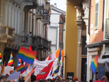 Cremona Pride, bir gökkuşağı şehri. Sokaklar, LGBTQIA toplumunun haklarını almaya adanmış bir günü kutlayan insanlarla doluydu..