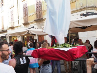 Cremona Pride, bir gökkuşağı şehri. Sokaklar, LGBTQIA toplumunun haklarını almaya adanmış bir günü kutlayan insanlarla doluydu..