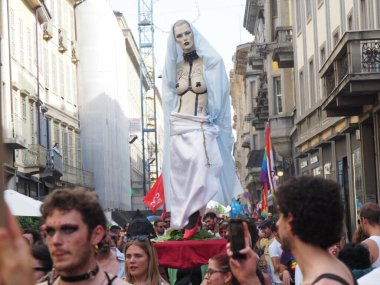 Cremona Pride, bir gökkuşağı şehri. Sokaklar, LGBTQIA toplumunun haklarını almaya adanmış bir günü kutlayan insanlarla doluydu..