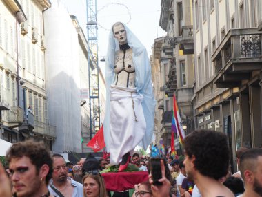 Cremona Pride, bir gökkuşağı şehri. Sokaklar, LGBTQIA toplumunun haklarını almaya adanmış bir günü kutlayan insanlarla doluydu..
