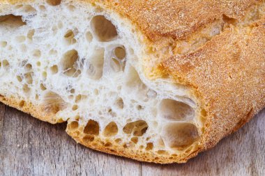 Beyaz arka planda tek bir nesne var. Sağlıklı pişmiş ekmek, beyaz arka planda tam ekmek..