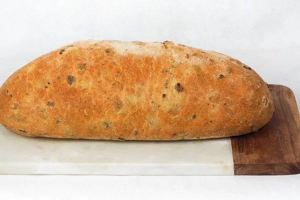 ขนมป งมะกอก ขนมป งมะกอก ขนมป วยมะกอกท งหมดบนพ นหล ขาว — ภาพถ่ายสต็อก