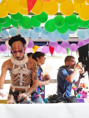 Cremona Pride, bir gökkuşağı şehri. Sokaklar, LGBTQIA toplumunun haklarını almaya adanmış bir günü kutlayan insanlarla doluydu..