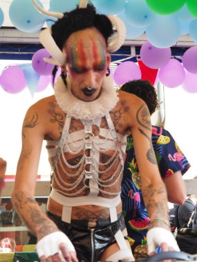 Cremona Pride, bir gökkuşağı şehri. Sokaklar, LGBTQIA toplumunun haklarını almaya adanmış bir günü kutlayan insanlarla doluydu..