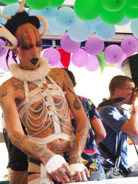 Cremona Pride, bir gökkuşağı şehri. Sokaklar, LGBTQIA toplumunun haklarını almaya adanmış bir günü kutlayan insanlarla doluydu..