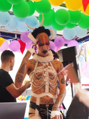 Cremona Pride, bir gökkuşağı şehri. Sokaklar, LGBTQIA toplumunun haklarını almaya adanmış bir günü kutlayan insanlarla doluydu..