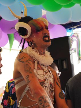 Cremona Pride, bir gökkuşağı şehri. Sokaklar, LGBTQIA toplumunun haklarını almaya adanmış bir günü kutlayan insanlarla doluydu..