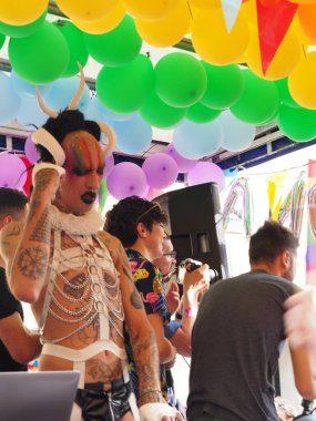 Cremona Pride, bir gökkuşağı şehri. Sokaklar, LGBTQIA toplumunun haklarını almaya adanmış bir günü kutlayan insanlarla doluydu..