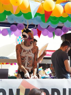 Cremona Pride, bir gökkuşağı şehri. Sokaklar, LGBTQIA toplumunun haklarını almaya adanmış bir günü kutlayan insanlarla doluydu..