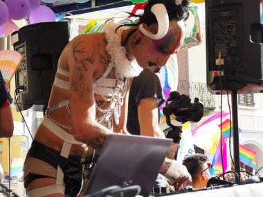 Cremona Pride, bir gökkuşağı şehri. Sokaklar, LGBTQIA toplumunun haklarını almaya adanmış bir günü kutlayan insanlarla doluydu..