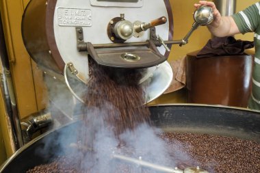 Kosta Rika 'daki biyolojik etik tarımdan çiğ yeşil kahve çekirdekleri İtalya' daki Denti Torrefazione 'de kızartıldı.