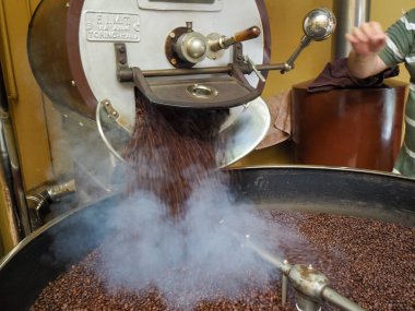 Kosta Rika 'daki biyolojik etik tarımdan çiğ yeşil kahve çekirdekleri İtalya' daki Denti Torrefazione 'de kızartıldı.