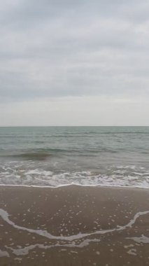 Plajdaki dalgaları dinlendirmek, La Hughsa, Veneto, İtalya, Vallevecchia doğal parkı