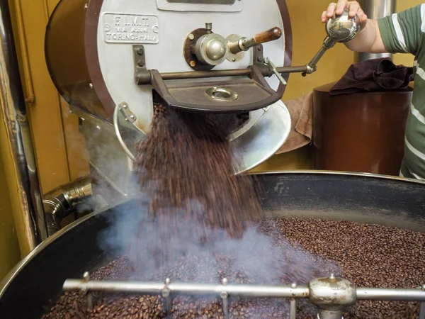 Kosta Rika 'daki biyolojik etik tarımdan çiğ yeşil kahve çekirdekleri İtalya' daki Denti Torrefazione 'de kızartıldı.