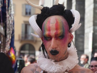 Cremona Pride, bir gökkuşağı şehri. Sokaklar, LGBTQIA toplumunun haklarını almaya adanmış bir günü kutlayan insanlarla doluydu..