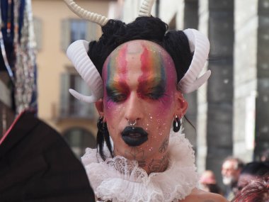 Cremona Pride, bir gökkuşağı şehri. Sokaklar, LGBTQIA toplumunun haklarını almaya adanmış bir günü kutlayan insanlarla doluydu..