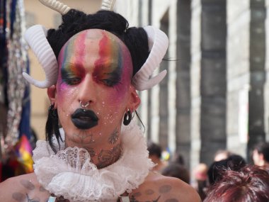 Cremona Pride, bir gökkuşağı şehri. Sokaklar, LGBTQIA toplumunun haklarını almaya adanmış bir günü kutlayan insanlarla doluydu..