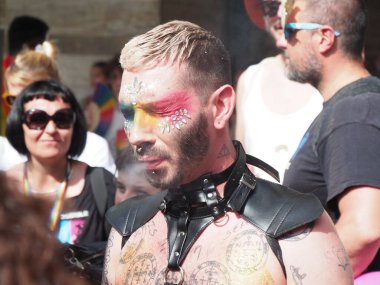 Cremona Pride, bir gökkuşağı şehri. Sokaklar, LGBTQIA toplumunun haklarını almaya adanmış bir günü kutlayan insanlarla doluydu..