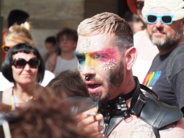 Cremona Pride, bir gökkuşağı şehri. Sokaklar, LGBTQIA toplumunun haklarını almaya adanmış bir günü kutlayan insanlarla doluydu..