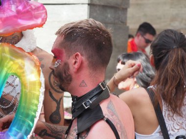 Cremona Pride, bir gökkuşağı şehri. Sokaklar, LGBTQIA toplumunun haklarını almaya adanmış bir günü kutlayan insanlarla doluydu..