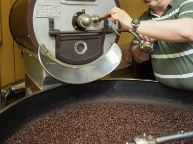 Kosta Rika 'daki biyolojik etik tarımdan çiğ yeşil kahve çekirdekleri İtalya' daki Denti Torrefazione 'de kızartıldı.