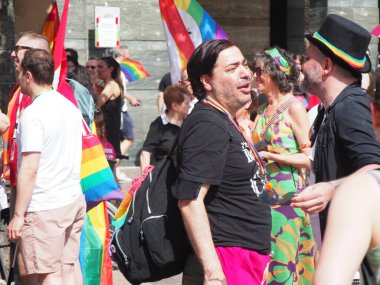 Cremona Pride, bir gökkuşağı şehri. Sokaklar, LGBTQIA toplumunun haklarını almaya adanmış bir günü kutlayan insanlarla doluydu..