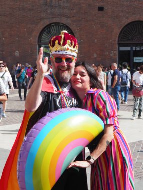 Cremona Pride, bir gökkuşağı şehri. Sokaklar, LGBTQIA toplumunun haklarını almaya adanmış bir günü kutlayan insanlarla doluydu..