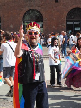 Cremona Pride, bir gökkuşağı şehri. Sokaklar, LGBTQIA toplumunun haklarını almaya adanmış bir günü kutlayan insanlarla doluydu..