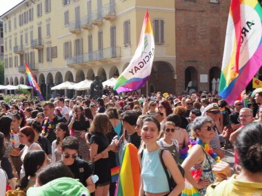 Cremona Pride, bir gökkuşağı şehri. Sokaklar, LGBTQIA toplumunun haklarını almaya adanmış bir günü kutlayan insanlarla doluydu..