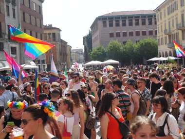 Cremona Pride, bir gökkuşağı şehri. Sokaklar, LGBTQIA toplumunun haklarını almaya adanmış bir günü kutlayan insanlarla doluydu..