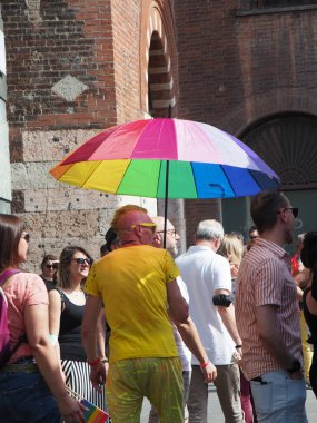 Cremona Pride, bir gökkuşağı şehri. Sokaklar, LGBTQIA toplumunun haklarını almaya adanmış bir günü kutlayan insanlarla doluydu..