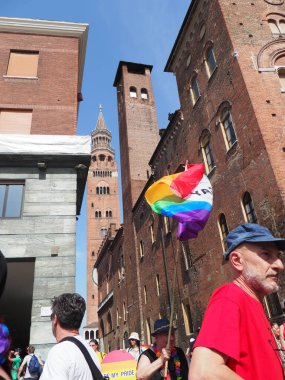 Cremona Pride, bir gökkuşağı şehri. Sokaklar, LGBTQIA toplumunun haklarını almaya adanmış bir günü kutlayan insanlarla doluydu..