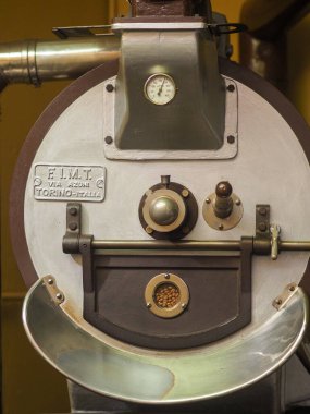 Kosta Rika 'daki biyolojik etik tarımdan çiğ yeşil kahve çekirdekleri İtalya' daki Denti Torrefazione 'de kızartıldı.