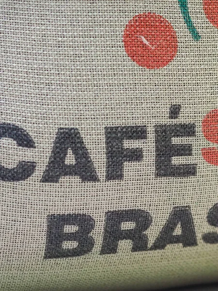 Kosta Rika 'daki biyolojik etik tarımdan çiğ yeşil kahve çekirdekleri İtalya' daki Denti Torrefazione 'de kızartıldı.