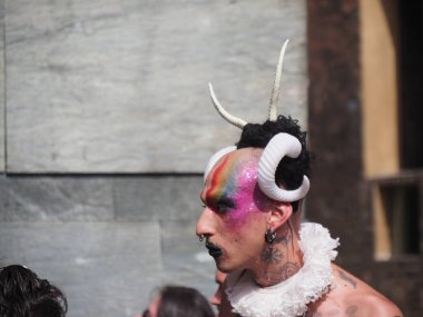Cremona Pride, bir gökkuşağı şehri. Sokaklar, LGBTQIA toplumunun haklarını almaya adanmış bir günü kutlayan insanlarla doluydu..
