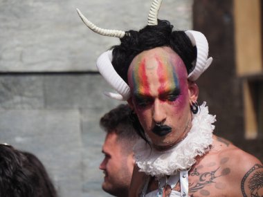 Cremona Pride, bir gökkuşağı şehri. Sokaklar, LGBTQIA toplumunun haklarını almaya adanmış bir günü kutlayan insanlarla doluydu..