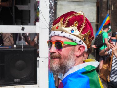 Cremona Pride, bir gökkuşağı şehri. Sokaklar, LGBTQIA toplumunun haklarını almaya adanmış bir günü kutlayan insanlarla doluydu..