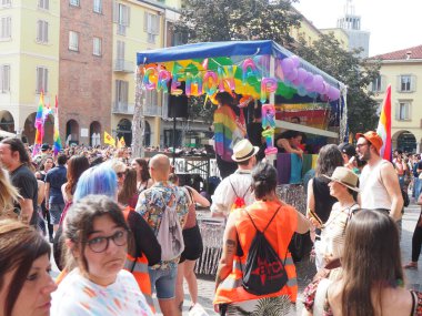 Cremona Pride, bir gökkuşağı şehri. Sokaklar, LGBTQIA toplumunun haklarını almaya adanmış bir günü kutlayan insanlarla doluydu..