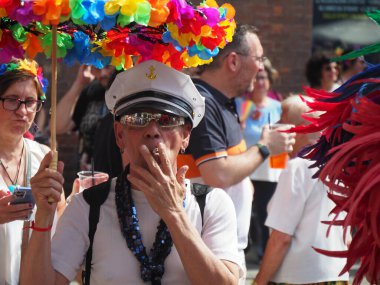 Cremona Pride, bir gökkuşağı şehri. Sokaklar, LGBTQIA toplumunun haklarını almaya adanmış bir günü kutlayan insanlarla doluydu..