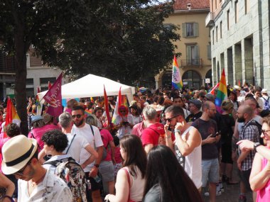 Cremona Pride, bir gökkuşağı şehri. Sokaklar, LGBTQIA toplumunun haklarını almaya adanmış bir günü kutlayan insanlarla doluydu..