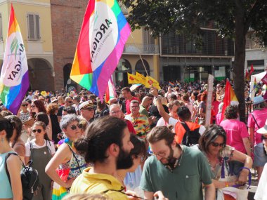 Cremona Pride, bir gökkuşağı şehri. Sokaklar, LGBTQIA toplumunun haklarını almaya adanmış bir günü kutlayan insanlarla doluydu..
