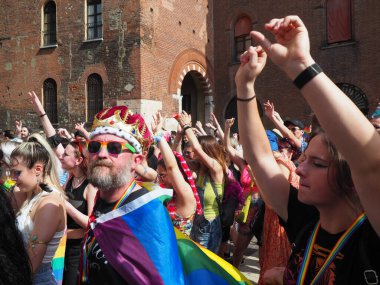 Cremona Pride, bir gökkuşağı şehri. Sokaklar, LGBTQIA toplumunun haklarını almaya adanmış bir günü kutlayan insanlarla doluydu..