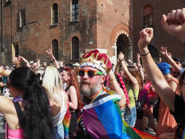 Cremona Pride, bir gökkuşağı şehri. Sokaklar, LGBTQIA toplumunun haklarını almaya adanmış bir günü kutlayan insanlarla doluydu..
