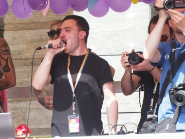 Cremona Pride, bir gökkuşağı şehri. Sokaklar, LGBTQIA toplumunun haklarını almaya adanmış bir günü kutlayan insanlarla doluydu..