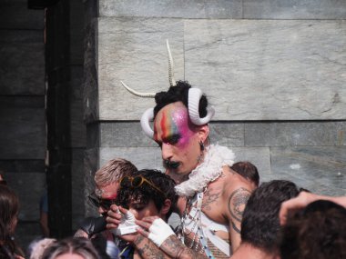 Cremona Pride, bir gökkuşağı şehri. Sokaklar, LGBTQIA toplumunun haklarını almaya adanmış bir günü kutlayan insanlarla doluydu..