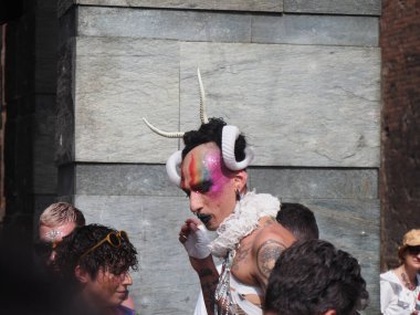 Cremona Pride, bir gökkuşağı şehri. Sokaklar, LGBTQIA toplumunun haklarını almaya adanmış bir günü kutlayan insanlarla doluydu..