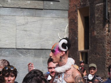 Cremona Pride, bir gökkuşağı şehri. Sokaklar, LGBTQIA toplumunun haklarını almaya adanmış bir günü kutlayan insanlarla doluydu..