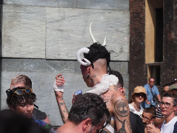 Cremona Pride, bir gökkuşağı şehri. Sokaklar, LGBTQIA toplumunun haklarını almaya adanmış bir günü kutlayan insanlarla doluydu..
