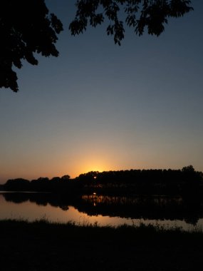 Yaz mevsiminde nehir kıyısında altın saat